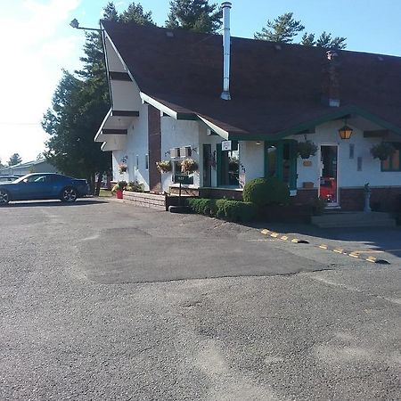 Motel les Pins Granby Extérieur photo