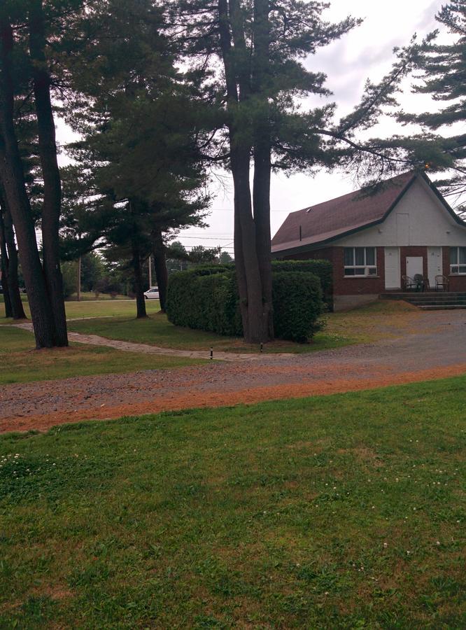 Motel les Pins Granby Extérieur photo