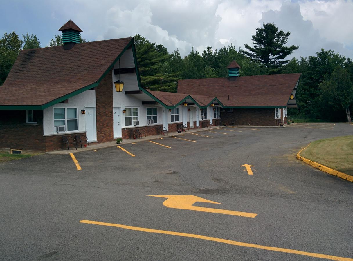 Motel les Pins Granby Extérieur photo