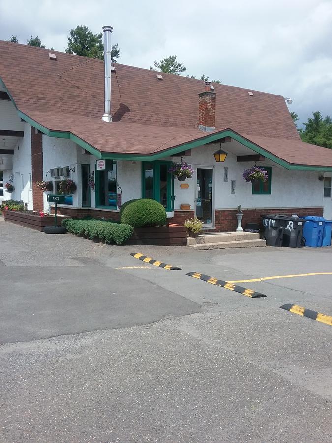 Motel les Pins Granby Extérieur photo