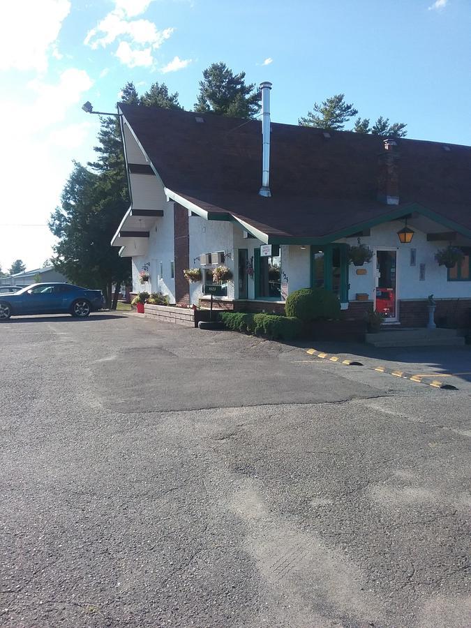 Motel les Pins Granby Extérieur photo